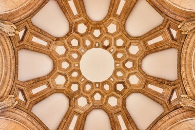 Kubbeli simetrik sanat resmi ve Roma mimarisine benzeyen melek heykelleri.