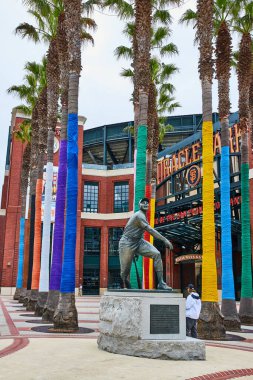 Willie Mays 'in resmi Oracle Park girişinin önünde renkli gökkuşağı palmiyeleriyle sarılı.