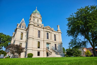 Yeşil çimenlik ve mavi gökyüzü görüntüsü Whitley İlçesi Adliyesi girişine bakıyor.