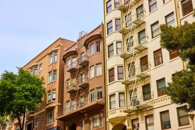 San Francisco 'da yangın merdivenleri olan ve toprak renginde olan apartman binaları.