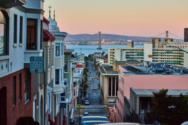 San Francisco caddesindeki Sunset Sky 'ın Oakland Bay Köprüsü ile suya açılan görüntüsü