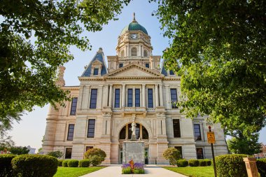 Mahkeme binasının önündeki çiçekli ve ön giriş manzaralı heykel resmi