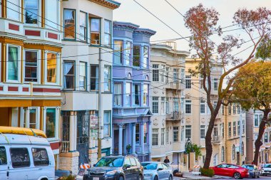 Farklı renkte ve sokak arabalı Boyalı Kadınlar 'ın yanındaki diğer süslü evlerin görüntüsü