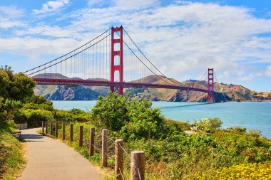 Bulutlu mavi gökyüzü gününde San Francisco Körfezi 'ndeki Golden Gate Köprüsü' ne giden yolun görüntüsü