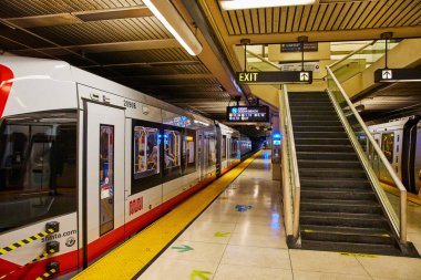 Şehir içi seyahat için iyi aydınlatılmış yeraltı demiryolu taşıma sistemi görüntüsü