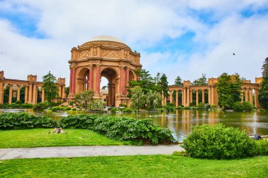 Açık kubbeli ve Roma tarzı sütunlu lagün boyunca uzanan Güzel Sanatlar Sarayı 'nın görüntüsü