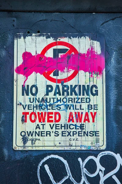 Εικόνα Του Σκούρο Ροζ Γκράφιτι Parking Πινακίδα Στον Τοίχο Λεπτομερείς — Φωτογραφία Αρχείου