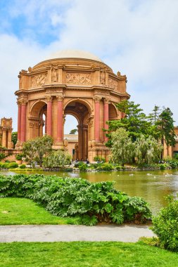 Güzel Sanatlar Sarayı 'nın sudaki açık kubbesi ile göle giden yolu.