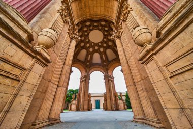 Roma mimarisi ile güzel sanatlar sarayı girişi ve tavan manzaralı açık hava kubbesi