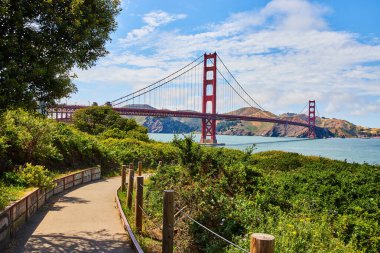 Muhteşem bir yaz gününde San Francisco Körfezi 'ndeki Golden Gate Köprüsü' ne giden korkuluklu yolun görüntüsü