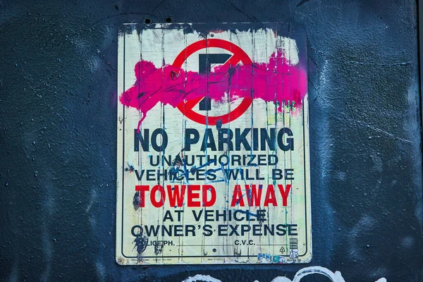Εικόνα Του Σκούρο Ροζ Γκράφιτι Στο Parking Πινακίδα Στον Τοίχο — Φωτογραφία Αρχείου