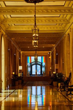 Koridorun sonundaki gökkuşağı bayraklı parlak koridorun görüntüsü