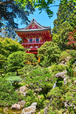 Kızıl Pagoda 'nın yeşil ağaçların arasına yerleştirilmiş görüntüsü
