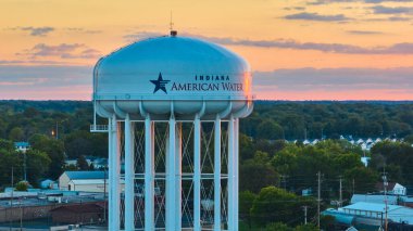 Indiana Amerikan Su Kulesi 'nin gün batımındaki görüntüsü. Muhteşem pembe gökyüzü.