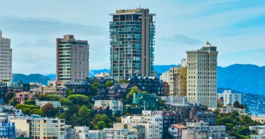 Bulutlu mavi gökyüzü gününde San Francisco 'daki apartman binalarının görüntüsü, CA