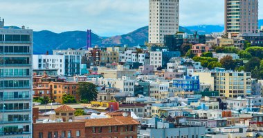 Golden Gate Köprüsü 'nün ucuyla San Francisco' da ikamet eden havanın görüntüsü, CA