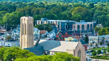 Uzak bir apartman kompleksi olan Muncie 'nin kilisenin tepesindeki görüntüsü.