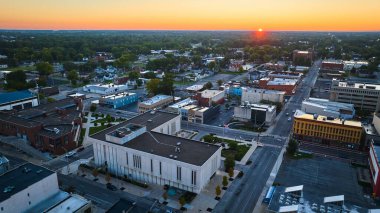 Kızıl Güneş 'in Muncie Indiana şehir merkezindeki binalar ve adliye binaları üzerinde gün doğumunda, hava...