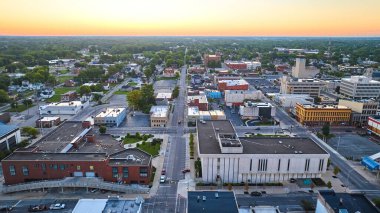 Muncie, Indiana şehir merkezindeki adliye binaları ve altın sarısı şafak havası.