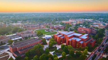 Ball State Üniversitesi 'nin geniş kampüs gündoğumu görüntüsü Muncie, Indiana