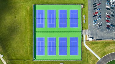 Otoparkın yanındaki altı tenis kortunun üstündeki hava görüntüsü, Muncie Central, Muncie, Indiana