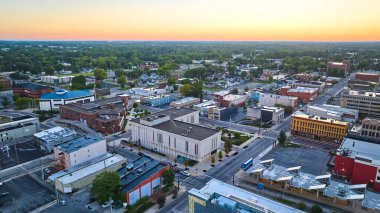 Muncie Indiana 'nın görüntüsü şehir merkezindeki hava binaları merkez adliye binası ve altın sarısı şafak vakti