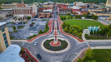 Muncie 'nin görüntüsü, Buffalo heykelinin geçişi ve Canan Commons Parkı' nın günbatımında hava kavşağında.