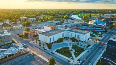 Muncie şehir merkezinin görüntüsü, adliyede gün batımı anteninde altın parıltısıyla