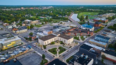 Muncie şehir merkezinin görüntüsü, Indiana havalimanı şafak vakti adliyede.