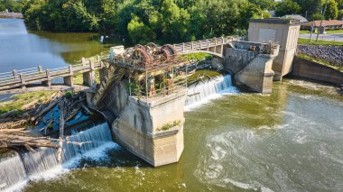 Maumee Nehri Barajı 'nın görüntüsü paslı hava dişlileri ve yüzen kütükler Fort Wayne, IN' deki şelaleler üzerinde su yüzeyini tıkıyor.