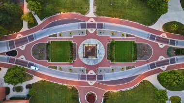 Görüntü: Gökyüzü Şafak Kulesi aşağı doğru simetrik peyzaj Muncie, Indiana