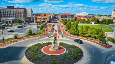 Muhteşem bir günde Canan Commons Parkı 'nın havalandığı Bufalo heykelinin önünden geçerken görüntüsü, Muncie IN