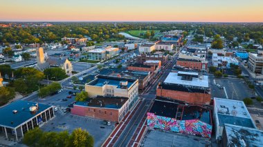 S Walnut Caddesi 'ndeki duvarda renkli bir duvar resmi. Şafakta Muncie, Indiana' da şehir havası var.