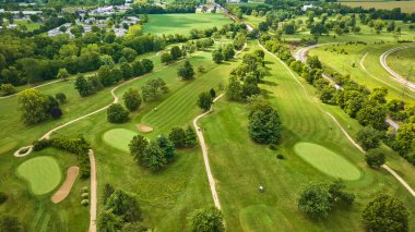 Ağaçlı deliklerin etrafındaki yemyeşil çimlerle kaplı golf sahası görüntüsü, Crestview Golf Kulübü