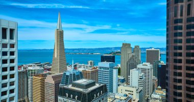 Transamerica Piramidinin ve San Francisco Havalimanı 'ndaki diğer gökdelen çatılarının görüntüleri.