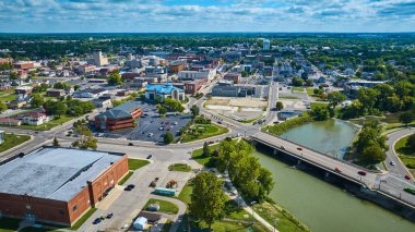 Şehir merkezindeki Muncie 'ye tepeden bakan White River hava köprüsü görüntüsü