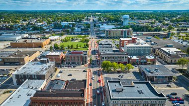 S. Walnut Sokağı ve binalarının görüntüsü, Muncie, Canan Commons Park ile güneşli bir yaz günü havasında.