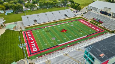 Kızıl Kardinal maskotu Ball State Üniversitesi Muncie 'deki Scheumann Stadyumu' nun ortasında.