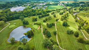 Golf sahası görüntüsü deliklerin üzerinde ve yemyeşil ağaçlı gölet, Crestview Golf Kulübü