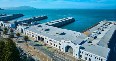 Embarcadero 'nun üzerinde San Francisco Körfezi, CA' da tekneli 29 numaralı iskelenin görüntüsü.