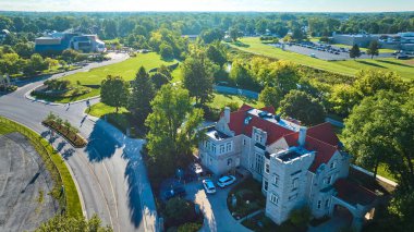 Minnetrista Müzesi 'ndeki köşkün gölgeli yüzü ve açık, güneşli bir günde Bahçeler