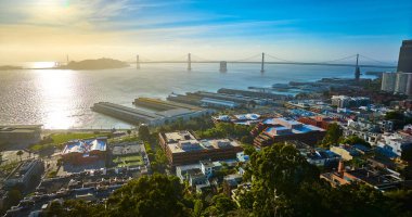 San Francisco sahili görüntüsü, şehir manzaralı altın günbatımı antenli iskele ve Oakland Bay Köprüsü.