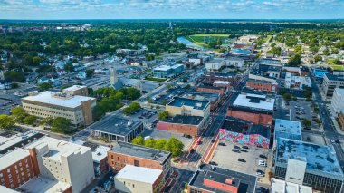 Midwest City, Muncie 'nin resmi, şehir merkezindeki binaların havasında, yaz aylarında duvar resmi ile birlikte.