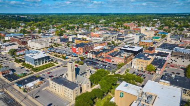 Güneşli bir günde, Muncie City, Indiana şehir merkezindeki kilise, adliye ve ofis binalarının görüntüsü