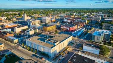 Görüntü: Delaware İl Mahkemesi İdaresi. Akşam karanlığında Indiana 'daki Muncie şehrinin havası.