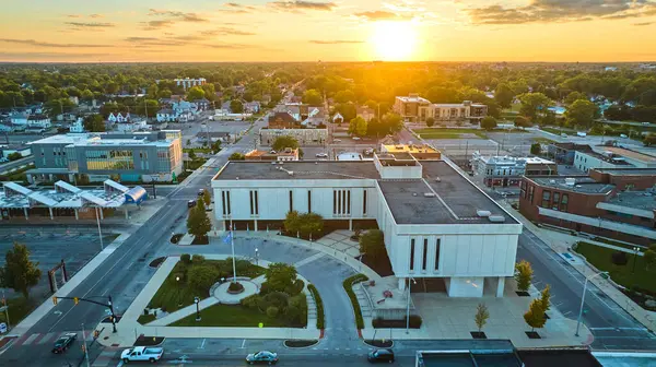 Muncie şehrinin ufukta batan altın güneşiyle Delaware İl Mahkemesi İdaresi 'nin görüntüsü