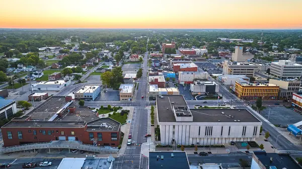 Image Muncie Indiana Downtown Buildings Courthouse Golden Yellow Dawn Aerial — Stock Photo, Image