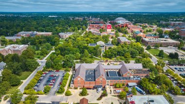 Ball State Üniversitesi kampüs anteninin güneşli yaz günü görüntüsü Muncie, Indiana