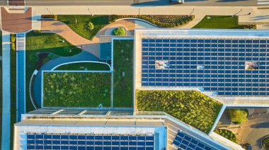 Ball State Üniversitesi 'nin temiz enerji çatıları üzerindeki anten binasındaki güneş panelleri görüntüsü, Muncie, Indiana