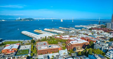 San Francisco Bay Oakland Köprüsü 'ne giden güneşli binaların ve iskelelerin görüntüsü, CA